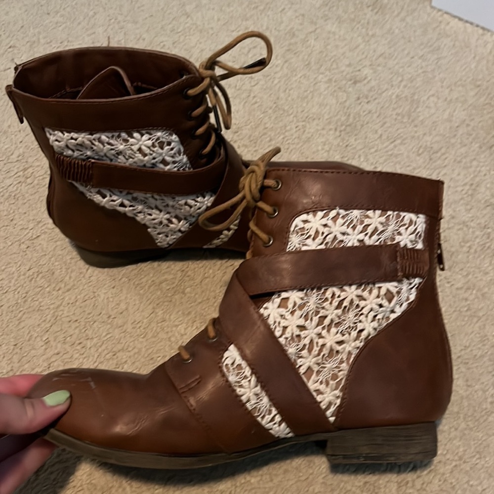 Boots - Picture 3 of 6